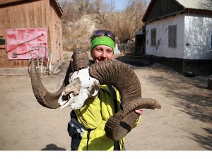 С черепом архара